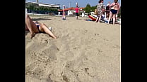 Esposa expone el coño debajo de las bragas en una playa pública