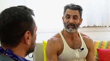 Intervista con l'attore Mauro Guimaraes e il massaggiatore al Canal do Oracles SP