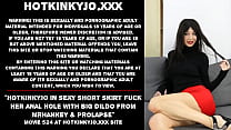 Hotkinkyjo em saia curta sexy fode seu buraco anal com grande consolo de mrhankey e prolapso