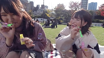 [Le ragazze di Hinatabokko sono pazze] PRENDI una studentessa universitaria che gioca sul prato! La figa che estro in primavera. Creampie mentre afferra il corpo giovane e migliore del capolavoro! !! [Orgia]