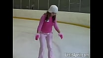 リトルエイプリルとスケートリングでの彼女のソロパフォーマンス