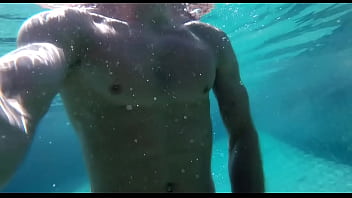 私は裸で泳ぎ、エジプトの公共プールでおしっこをする