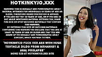 Hotkinkyjo fode a bunda dela com vibrador enorme de MrHankey e prolapso anal