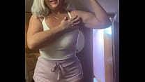 Фигуристая милфа Rosie: тренирует бицепсы в шортах с попкой