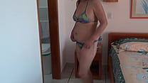 Video intermedio - Mi esposa latina, madre peluda de 58 años de edad disfruta de la playa, se exhibe, se masturba, gemidos, orgasmos, desea follar, gran corrida en su coño peludo