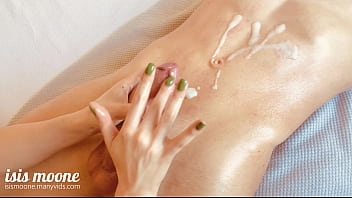 Una bella ragazza con unghie sexy munge il suo grosso cazzo con una sega perfetta e un fantastico massaggio alla prostata - Isis Moone - VIDEO COMPLETO