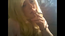 La bionda MILF britannica Tina Snua fuma una sigaretta al mentolo