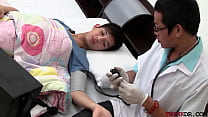Ragazzo asiatico viene esaminato e allevato da dietro dal dottore