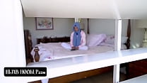 Nena musulmana necesita distracción y es golpeada en su dormitorio mientras sus padres están fuera