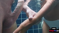 Thai Amateur Teen GF Sex im Pool mit ihrem europäischen Freund mit großem Schwanz
