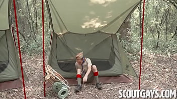 Scoutmaster Kamp a baisé son éclaireur en ramassant du bois