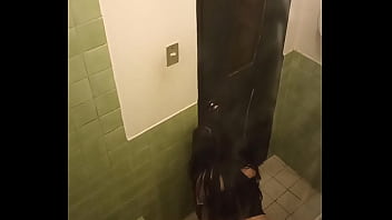 バスルームに隠しカメラ