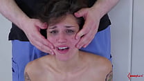 Una giovane schiava BDSM si fa scopare in faccia