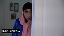 Neugierige muslimische Schönheit mit perfektem Arsch mit Hijab bekommt ihre enge Muschi von geilem Lehrer geschlagen