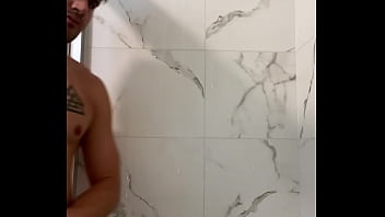 Nathan Bronson prend une douche savonneuse