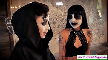 Gothic Girls werden beim Ficken gefilmt
