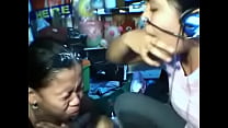 Une lesbienne thaïlandaise vomit sur le visage de ses amis