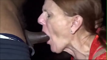 Жена с кляпом во рту и трахнута незнакомцем с большим черным членом в общественном кинотеатре и видеобудке, пока все смотрят