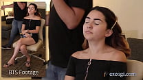 20-летняя чувственная брюнетка Callie Jacobs делает свою первую дрочку ступнями перед камерой!