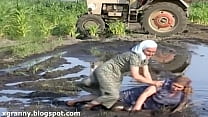 Les grand-mères se battent dans la boue