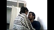 jeune fille indienne mince et mignonne teen fille chevauchant sa bite dans le cul