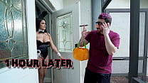 BANGBROS - La conejita de Halloween Serena Santos le da al vecino cachondo Logan Xander el regalo de su vida