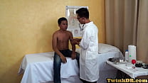 Asiatica snella allevata da un medico dopo l'esame e dita anale