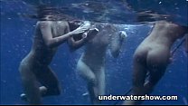 Три девушки купаются обнаженными в море
