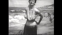 Verspielte Lady mit großen Melonen zieht ihr Hawaii-Outfit aus und zeigt ihren runden Arsch am Strand