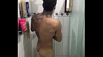 Tomando banho Lutador de MMA Allan Guerra Gomes