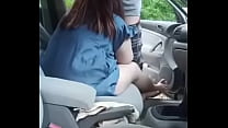 Moglie dogging succhia il cazzo di un altro uomo in macchina