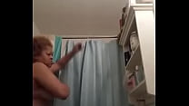 Neto de verdade grava sua avó de verdade no chuveiro
