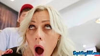Une MILF blonde éjacule en train de sucer une bite pendant un duo de sodomie