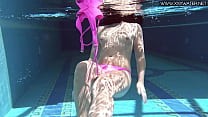 Jessica Lincoln gosta de ficar nua na piscina
