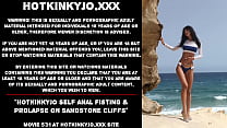 Hotkinkyjo selbst anal Fisting & Prolaps auf Sandsteinfelsen
