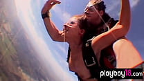 La badass asiatique Akira Hix et ses copines aux gros seins essaient le parachutisme nu