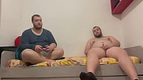 22enne obeso si masturba mentre suo fratello gemello gioca alla play