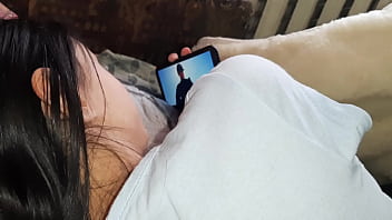 Masturber la chatte de ma copine pendant qu'elle regarde un film - Lesbian Illusion Girls