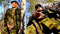 Ruský voják s velkým péro na vojenské misi v lese střílí z jeho penisu spermie na soupeře