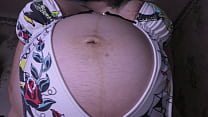 ¡Esposa gruesa con una enorme barriga embarazada cabalga en una posición de vaquera con su esposo hasta que se corre mucho! - Milky Mari