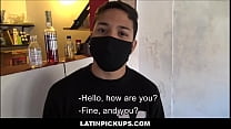 Repartidor latino joven paga propina extra por sexo POV - Javiez, Gus