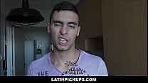 Heißer Latino-Boy wird abgeholt und für Bargeld gefickt, während er sich die Wohnungen POV ansieht - Cano