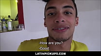 Jovem adolescente latino com aparelho nos dentes fodido por dois estranhos por dinheiro - Andy, Nicolas, Matias