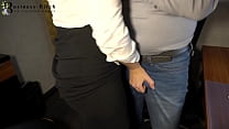 Sekretärin demütigt ihren Chef mit Hand, Blowjob und Bootjob bis er in seine Jeans pinkelt - Business-Bitch