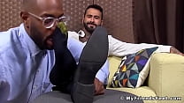 Gay negro adora os pés de seus amigos enquanto ele masturba o pau