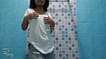 Adorabile filippina fa la doccia