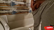 Ragazzo lo filma mentre fa pipì in bagno