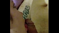 Dos tatuadores se follan a una chica después de una sesión de tatuajes