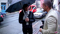 Une femme au foyer allemande mature en leggings en cuir se fait baiser lors d'un casting dans la rue