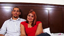 Echtes Latina Paar mit kurvigem Teen fickt das erste Mal vor der Kamera